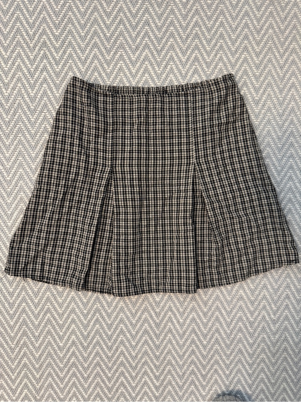 Brandy Melville Black and Creamy White Plaid Pleated Mini Skirt small